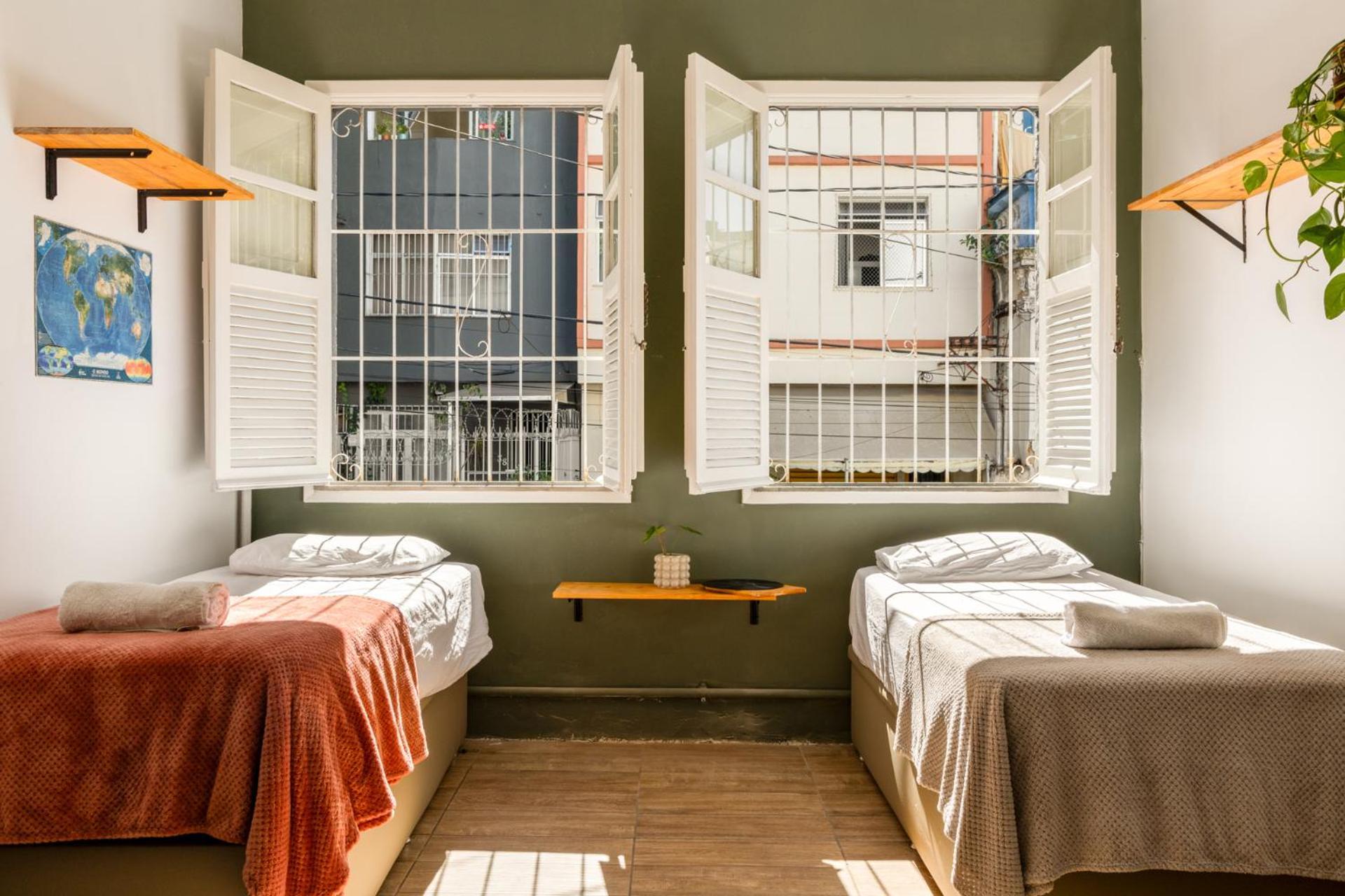 Cama en habitación femenina compartida de 4 camas
